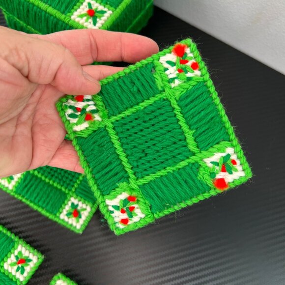 Handmade Green Yarn Coaster Set & Box Container Christmas Berries Holly - Picture 5 of 7